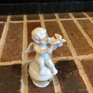 adorable vintage creamic cherub trinket jewelry box 5.25” tall